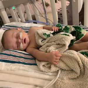 الطفل أنتونيو أصيب بالفيروس المخلوي التنفسي بعد تقبيله