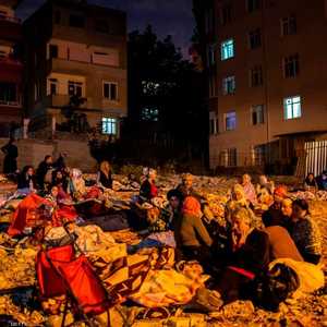 الأتراك خرجوا من منازلهم وباتوا في العراء بعد زلزال مرمرة