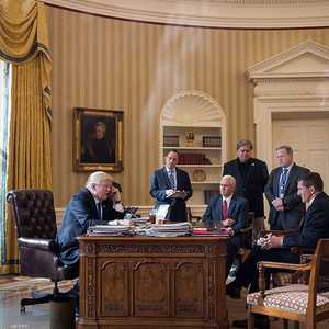 ترامب خلال إجرائه مكالمة هاتفية