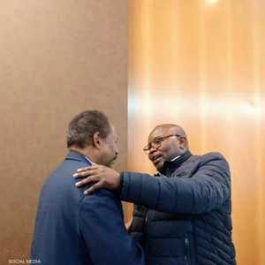 عبد الواحد نور (يمين) يلتقي حمدوك في باريس