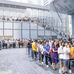 طابور كبير في الصين لشراء سلسلة هواتف ميت 30