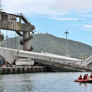 الجسر عقب انهياره