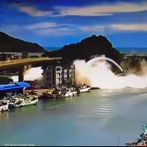 انهيار جسر وسقوط شاحنة نفط في المياه