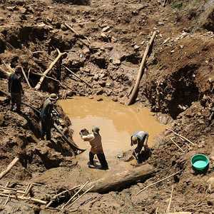 منقبون عن الذهب في الكونغو