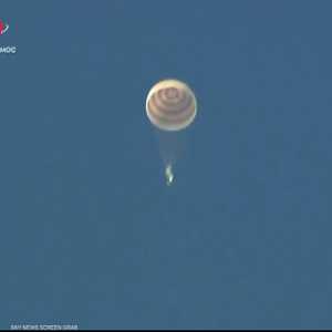 هبوط مركبة رائد الفضاء هزاع المنصوري على الأرض