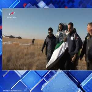 هزاع المنصوري بعد وصوله إلى الأرض