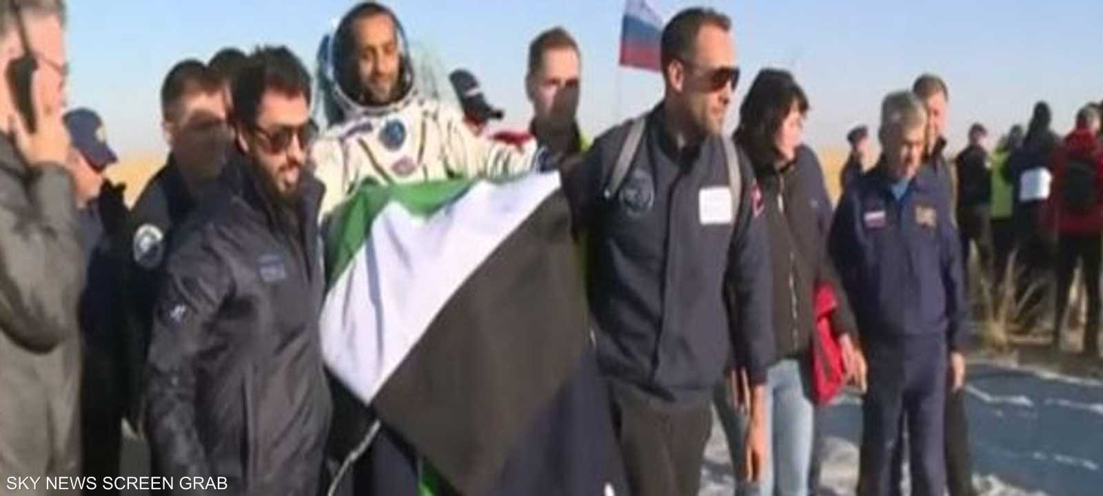 الفرق المتخصصة حملت هزاع المنصوري بعد هبوطه