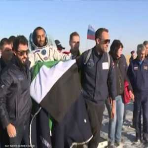 الفرق المتخصصة حملت هزاع المنصوري بعد هبوطه