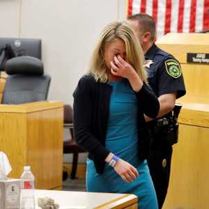 القاتلة وشقيق المتهم في مشهد مؤثر