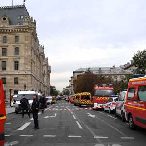 موظف بالشرطة يعتدي على زملائه بسكين في مقر شرطة باريس.