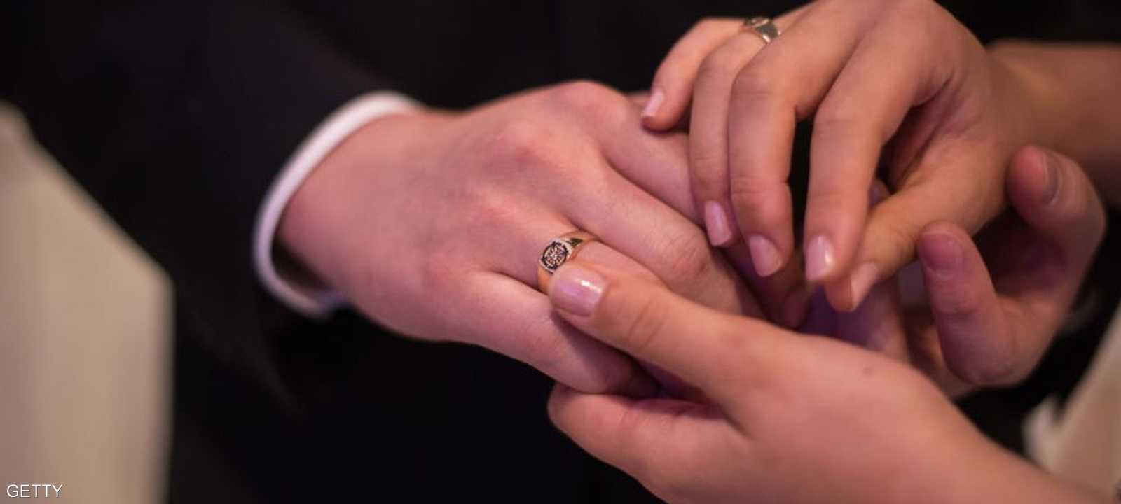 بعد تعيين محقق خاص تم اكتشاف أنها كانت على علاقة مع زميل لها