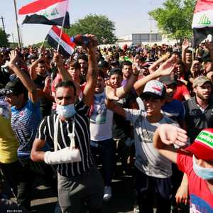 محتجون خلال مسيرة في بغداد يوم الجمعة.