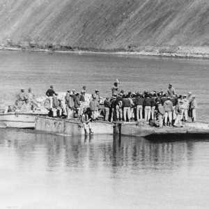 جنود مصريون على متن إحدى العبارات في قناة السويس أثناء الحرب