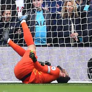 سقط لوريس أرضا على ذراعه الأيسر