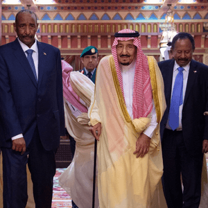 العاهل السعودي خلال استقباله رئيس مجلس السيادة السوداني