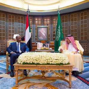 الملك سلمان التقى البرهان وبحث معه تعزيز العلاقات