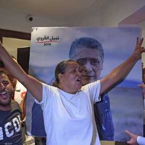 أنصار حزب قلب تونس يحتفلون في أحد مراكز الاقتراع