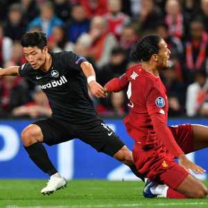 فان دايك وضع في موقف حرج بعد المراوغة