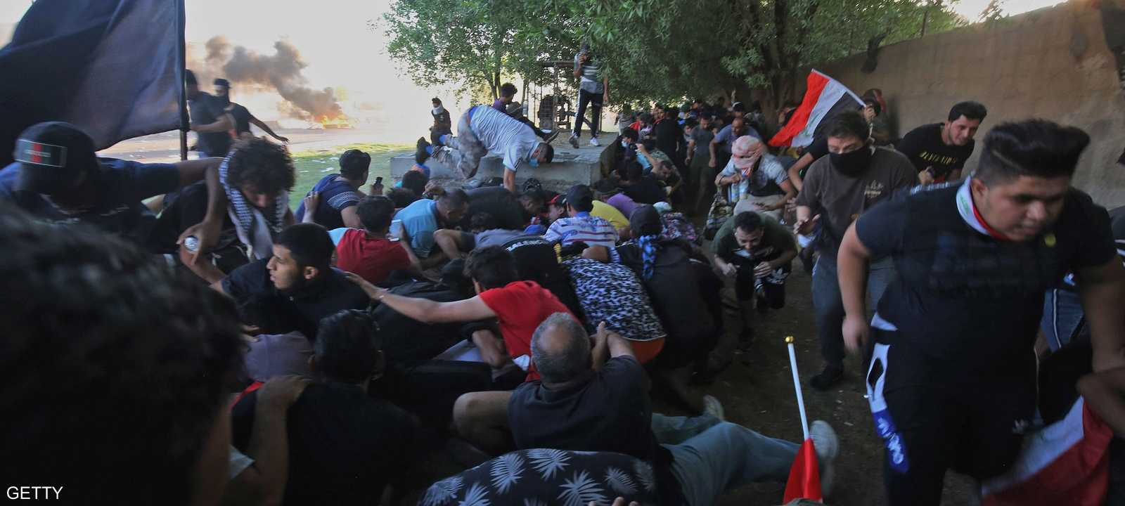 متظاهرون يفرون من موقع تظاهرة في العاصمة بغداد