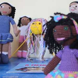 دمى لأطفال يعانون المرض الجلدي