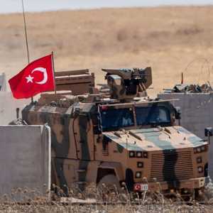 صورة لآلية عسكرية تركية قرب الحدود مع سوريا.