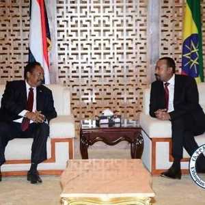 آبي أحمد لدى استقباله حمدوك في أديس أبابا