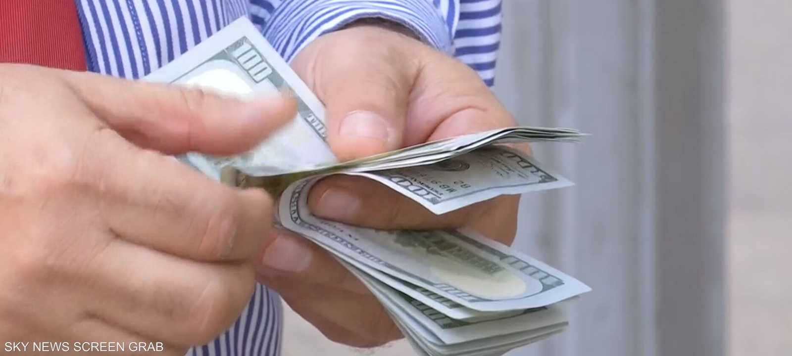 لبنان.. تنامي عمليات صرف الدولار في السوق الموازية