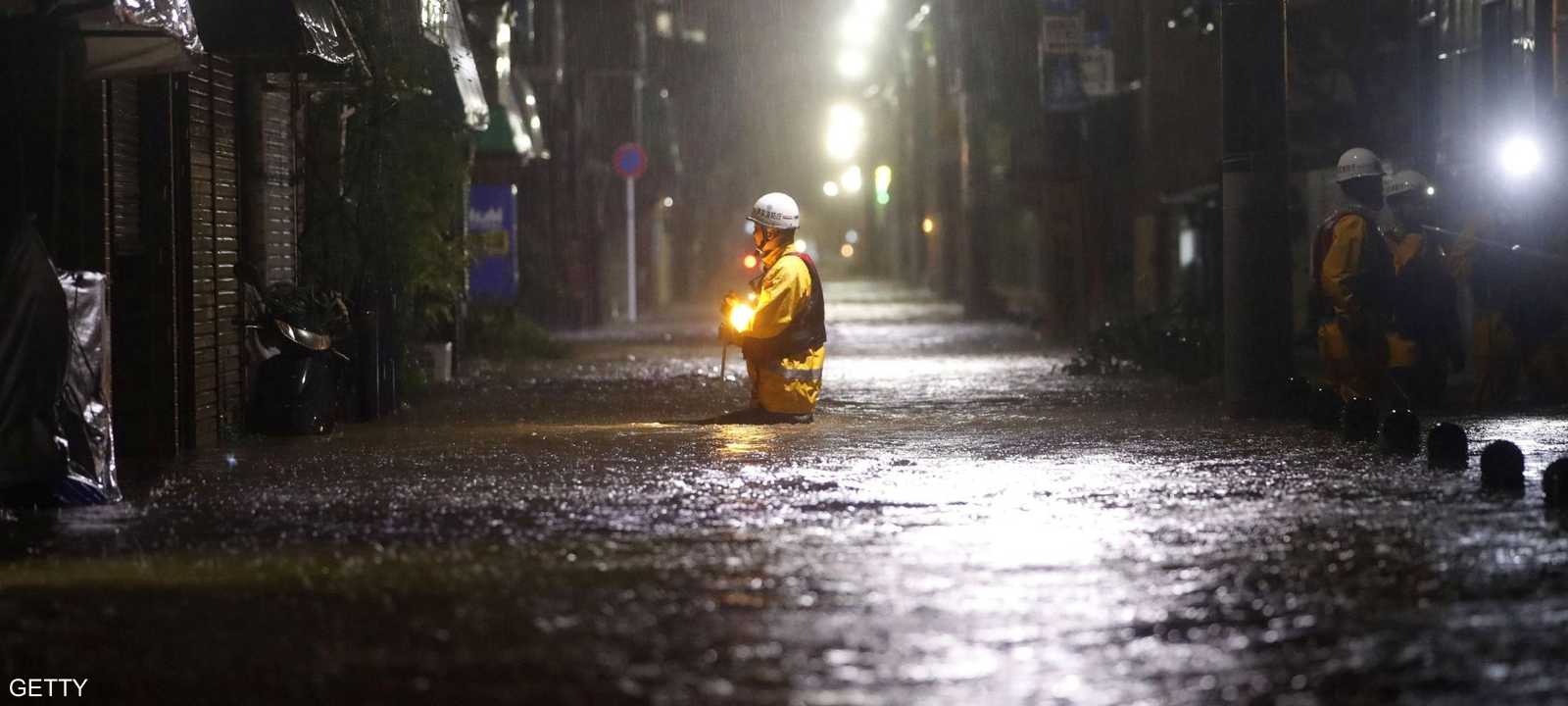 فرق الدفاع المدني تجوب الشوارع التي غمرتها الفيضانات