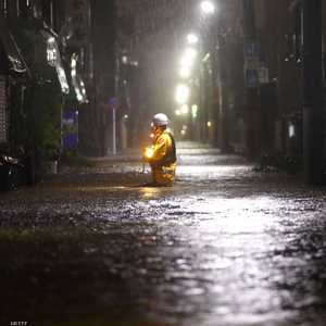 فرق الدفاع المدني تجوب الشوارع التي غمرتها الفيضانات