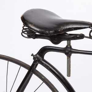 اتهمت الشرطة اليابانية أكيو هاتوري بسرقة 159 مقعدا للدراجات.