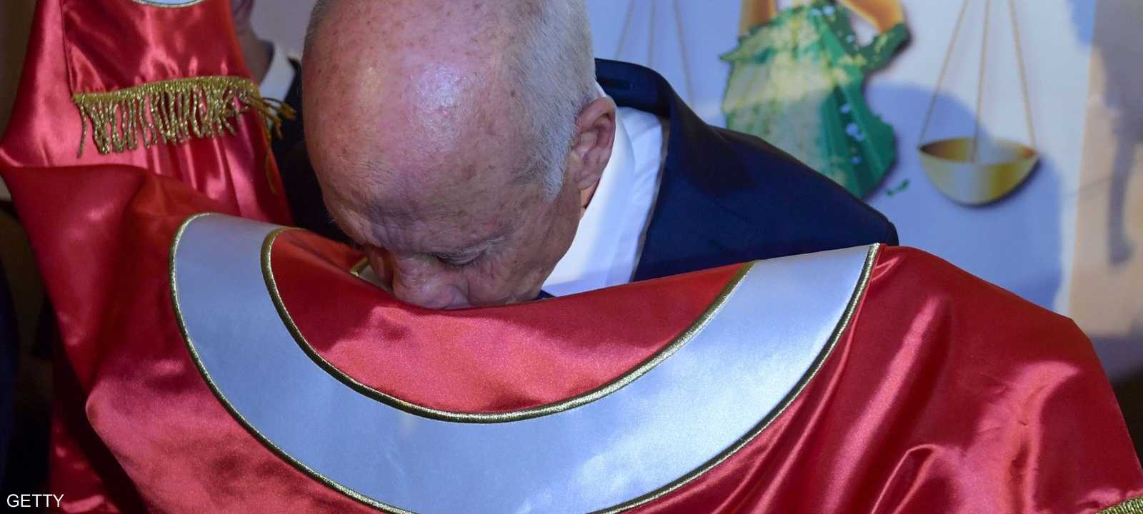 قيس سعيد يقبل العلم التونسي