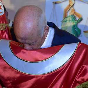 قيس سعيد يقبل العلم التونسي