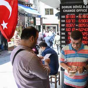 انخفاض مستمر في سعر الليرة التركية