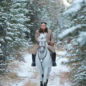 البيان وصف عيون كيم جونغ أون بأنها مليئة بالتألق النبيل