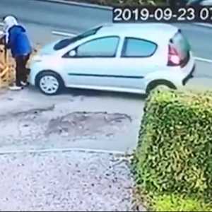 امرأة تدهس نفسها بسيارتها