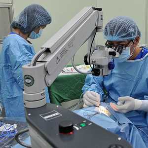 أرشيفية.. طبيب يجري عملية تجميل عيون لمريضة