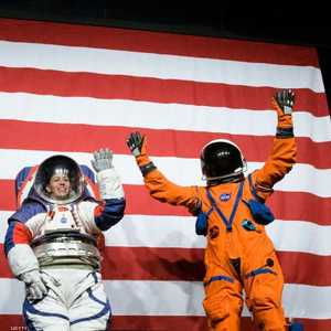 عرض مهندسو ناسا البدلات أمام وسائل الإعلام