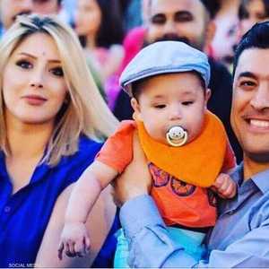 الصحفي الكردي الراحل أمانج نوري بابان وزوجته وطفلهما