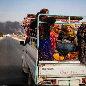 يفرون من مدينة رأس العين السورية على وقع القصف التركي