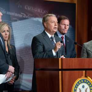 غراهام يتوسط عددا من أعضاء الكونغرس لدى حديثه للصحفيين.