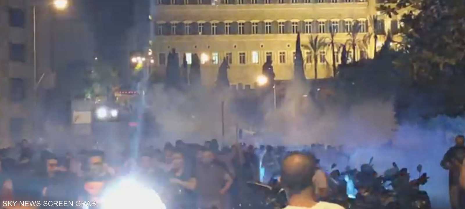 فرار جماعي للمتظاهرين عقب إطلاق القنابل المسيلة للدموع