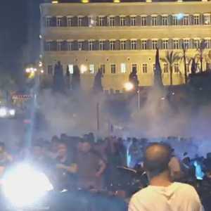 فرار جماعي للمتظاهرين عقب إطلاق القنابل المسيلة للدموع