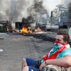 أغلق محتجون في أنحاء لبنان الطرق مستخدمين إطارات مشتعلة.