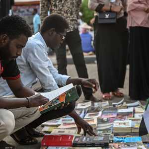 متظاهرون يتصفحون كتبا أمام مقر القوات المسلحة - أبريل 2019.