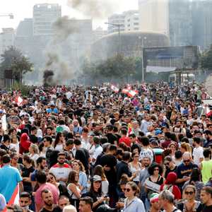 وصل المتظاهرون إلى مشارف القصر الرئاسي في ضواحي بعبدا.