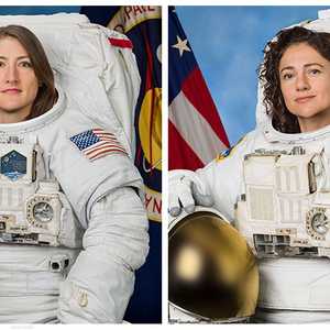 كوتش ومير خرجتا بالملابس البيضاء من المحطة الفضائية