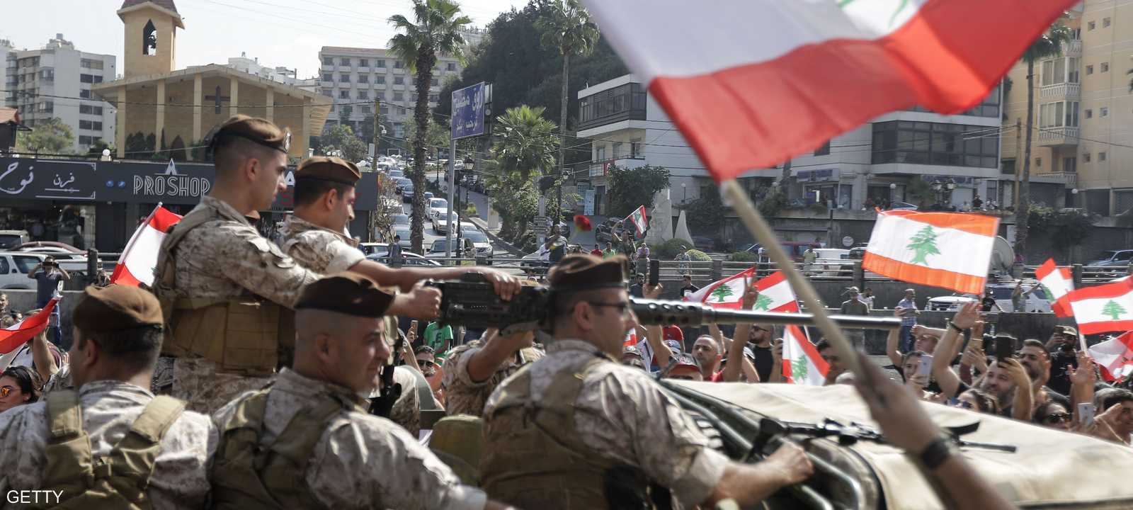 الجيش يدخل للمرة الأولى على خط الاحتجاجات في لبنان.