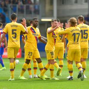 تناغم ميسي وسواريز وجريزمان يصعد ببرشلونة للصدارة.