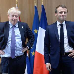 الرئيس الفرنسي إيمانويل ماكرون (يمين) وبوريس جونسون (يسار)