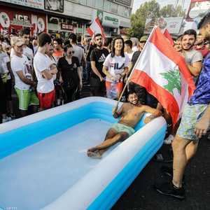 لبناني يتظاهر داخل حمام سباحة